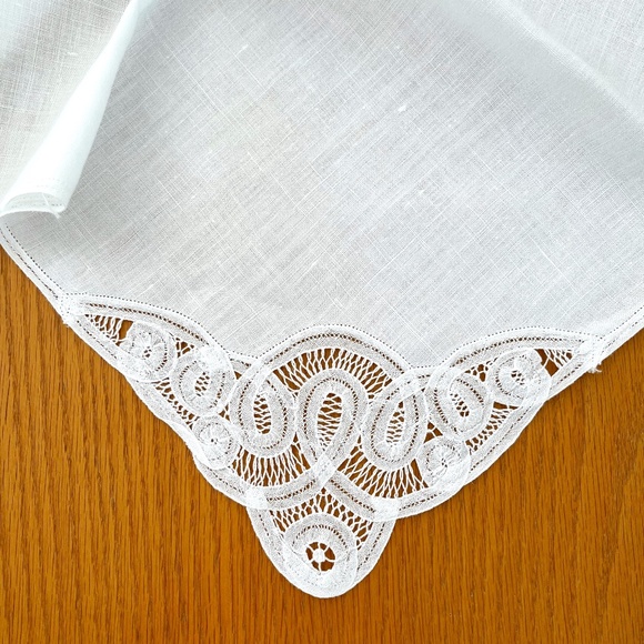 BATTENBERG LACE TABLE CLOTH - Picture 3 of 3